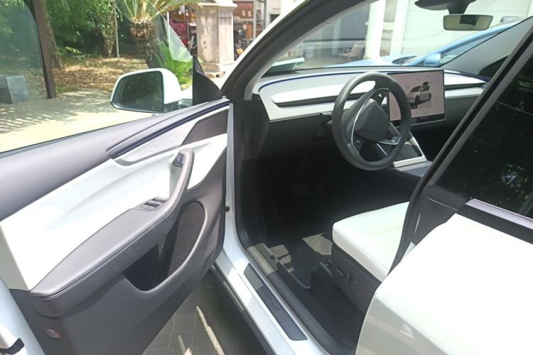 Used Tesla Model Y 2025 Long-Range All-Wheel-Drive Version Driver Seat