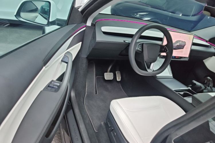 Used Tesla Model Y 2025 Long-Range All-Wheel Drive First Edition Driver Seat