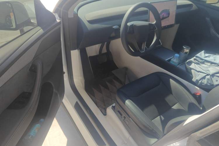 Used Tesla Model Y 2025 Long-Range All-Wheel Drive First Edition Driver Seat