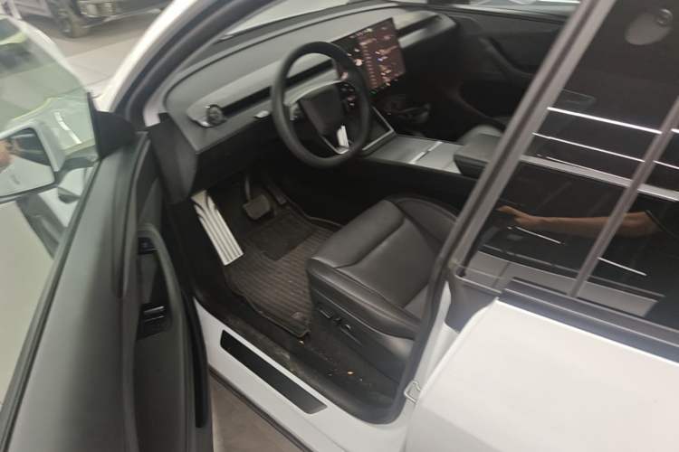 Used Tesla Model Y 2025 Long-Range All-Wheel-Drive Version Driver Seat