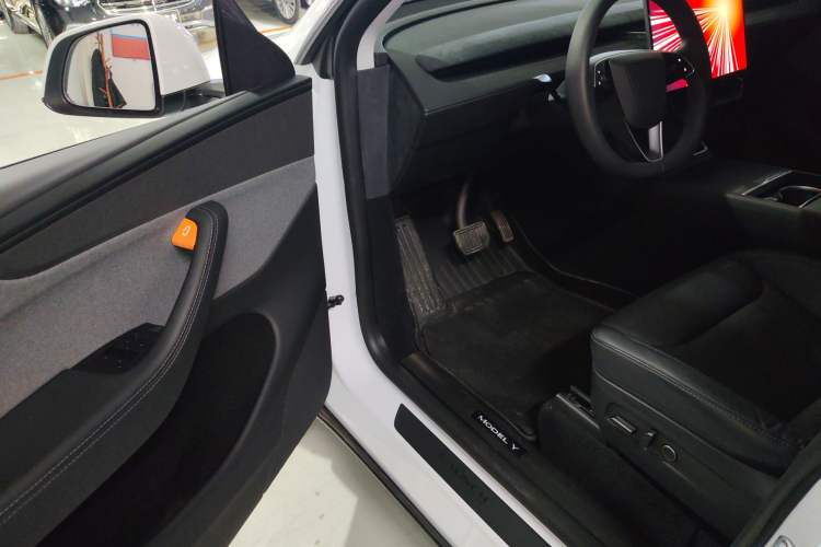 Used Tesla Model Y 2025 Rear-Wheel Drive First Edition Driver Seat