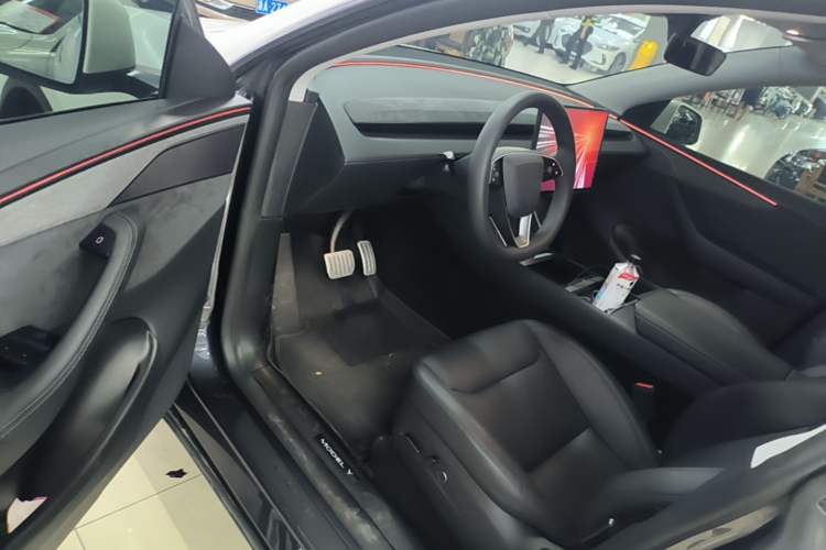 Used Tesla Model Y 2025 Long-Range All-Wheel Drive First Edition Driver Seat