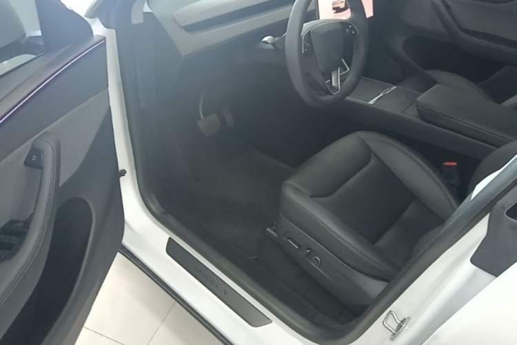Used Tesla Model Y 2025 Rear-Wheel Drive First Edition Driver Seat
