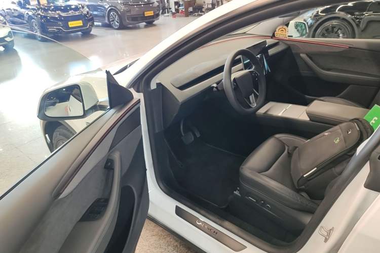Used Tesla Model Y 2025 Long-Range All-Wheel Drive First Edition Driver Seat