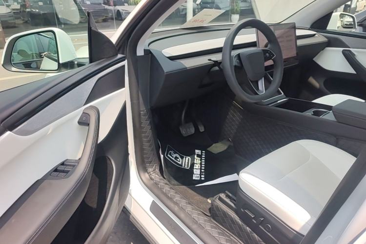 Used Tesla Model Y 2025 Long-Range All-Wheel-Drive Version Driver Seat