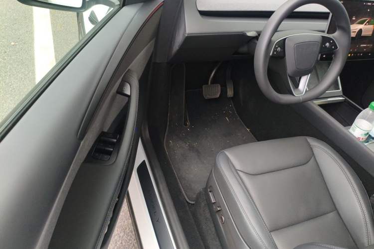 Used Tesla Model Y 2025 Rear-Wheel-Drive Version Driver Seat