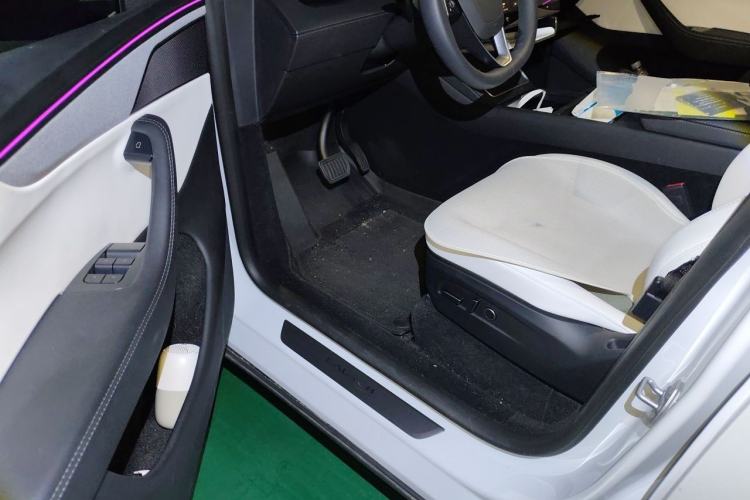 Used Tesla Model Y 2025 Long-Range All-Wheel Drive First Edition Driver Seat