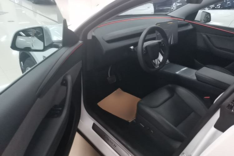 Used Tesla Model Y 2025 Rear-Wheel Drive First Edition Driver Seat