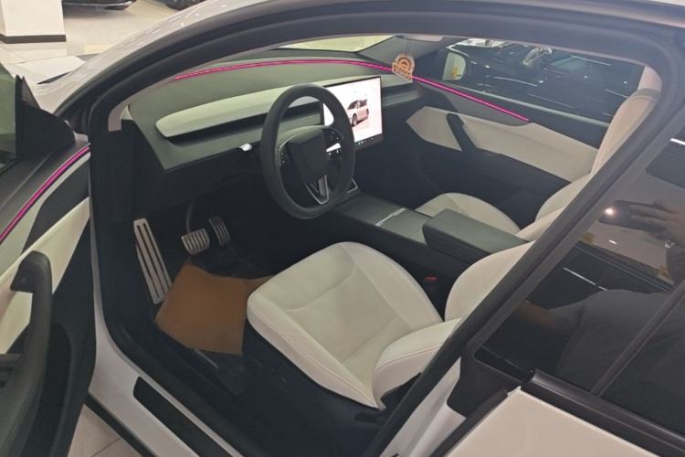 Used Tesla Model Y 2025 Long-Range All-Wheel Drive First Edition Driver Seat
