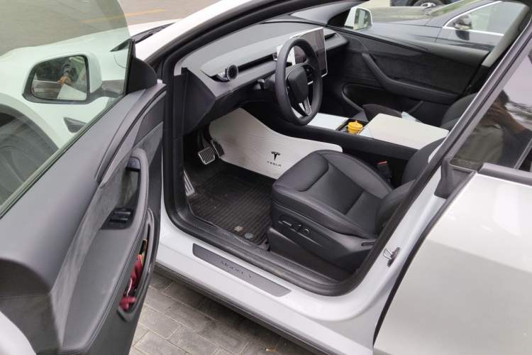 Used Tesla Model Y 2025 Long-Range All-Wheel-Drive Version Driver Seat