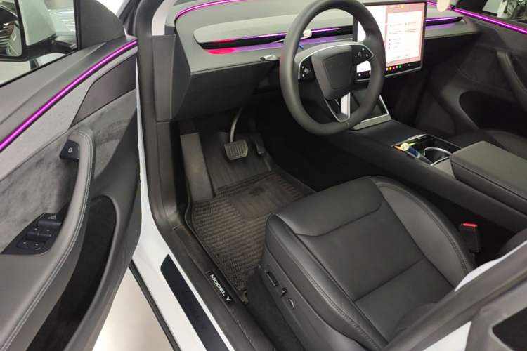 Used Tesla Model Y 2025 Long-Range All-Wheel-Drive Version Driver Seat