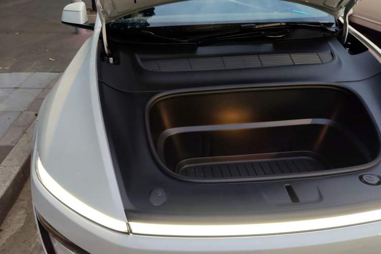 Used Tesla Model Y 2025 Rear-Wheel-Drive Version Engine Bay Right