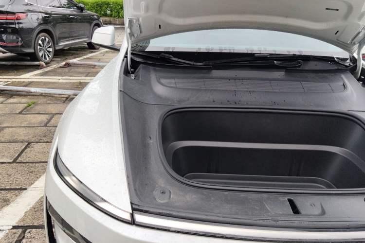 Used Tesla Model Y 2025 Rear-Wheel-Drive Version Engine Bay Right