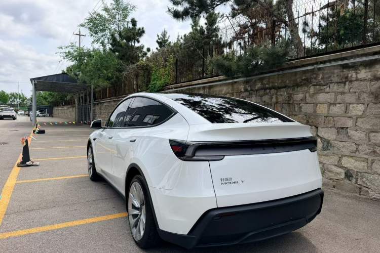 Used Tesla Model Y 2025 Rear-Wheel-Drive Version Exterior 2