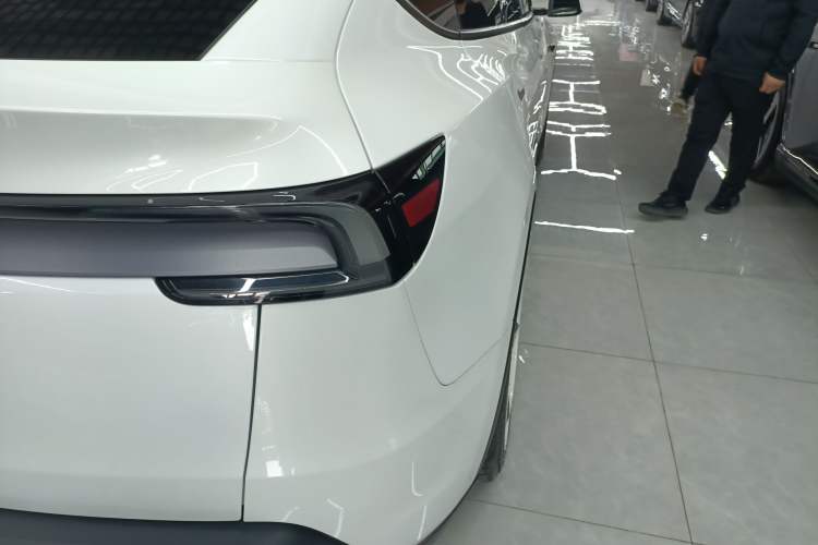 Used Tesla Model Y 2025 Long-Range All-Wheel-Drive Version Exterior 3