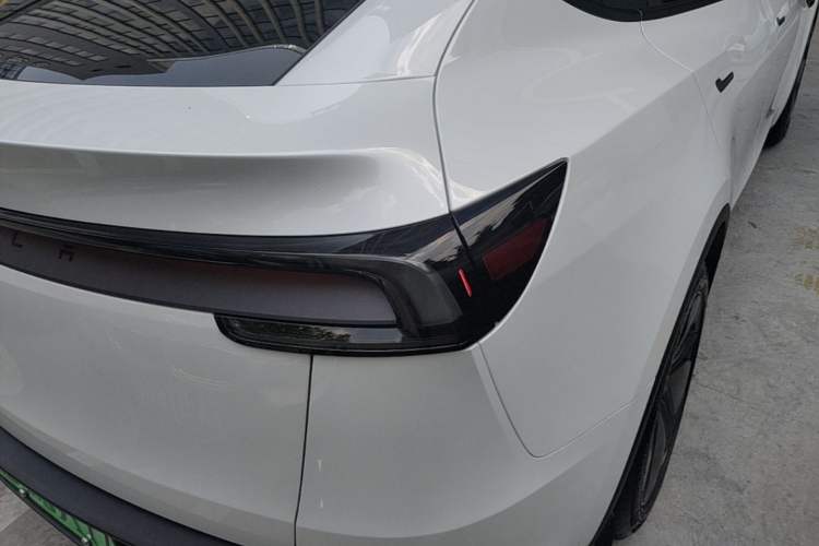 Used Tesla Model Y 2025 Long-Range All-Wheel-Drive Version Exterior 3