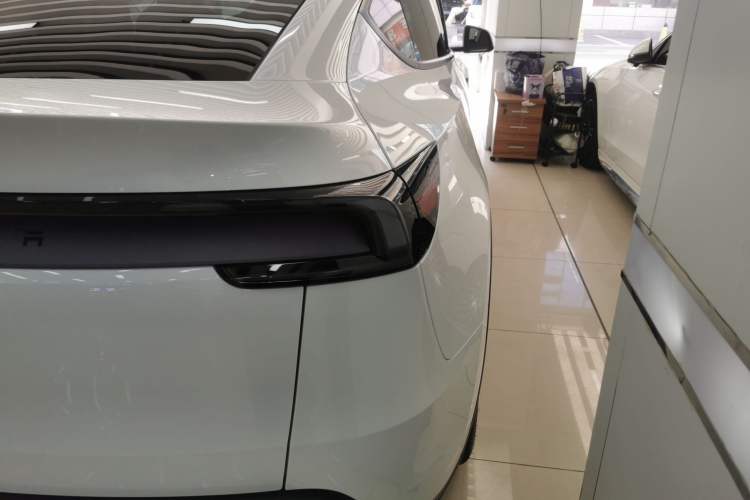 Used Tesla Model Y 2025 Rear-Wheel-Drive Version Exterior 3