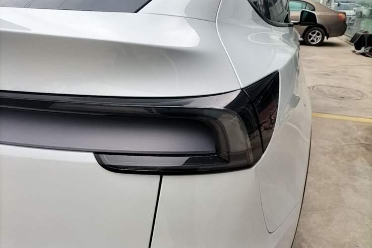 Used Tesla Model Y 2025 Rear-Wheel-Drive Version Exterior 3