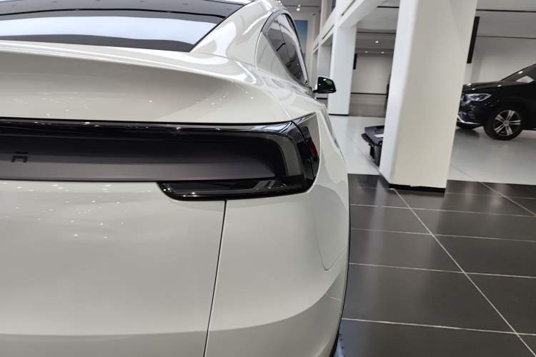Used Tesla Model Y 2025 Rear-Wheel-Drive Version Exterior 3