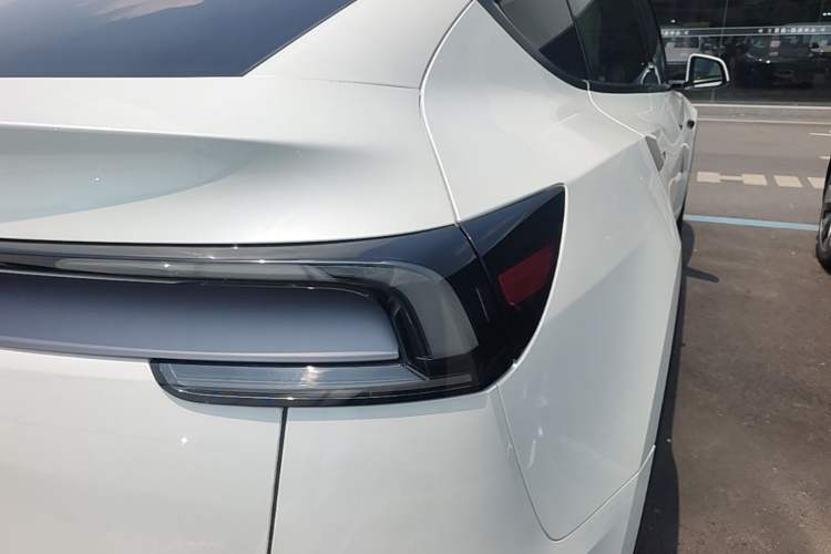 Used Tesla Model Y 2025 Long-Range All-Wheel-Drive Version Exterior 3