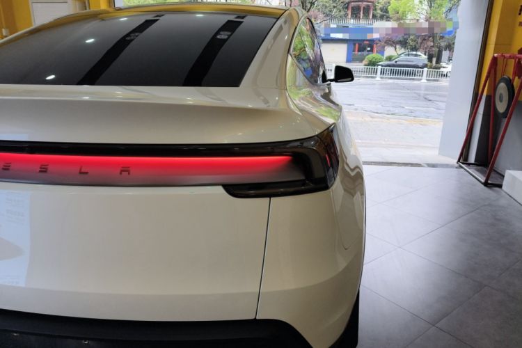 Used Tesla Model Y 2025 Rear-Wheel-Drive Version Exterior 3
