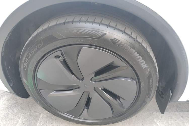 Used Tesla Model Y 2025 Long-Range All-Wheel-Drive Version Exterior 4