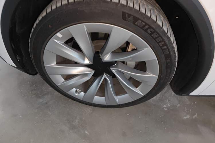 Used Tesla Model Y 2025 Long-Range All-Wheel-Drive Version Exterior 4