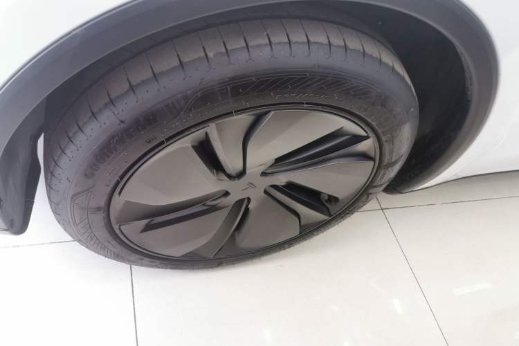 Used Tesla Model Y 2025 Rear-Wheel-Drive Version Exterior 4