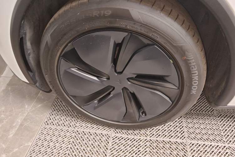 Used Tesla Model Y 2025 Long-Range All-Wheel Drive First Edition Exterior 4