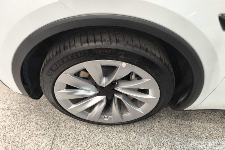 Used Tesla Model Y 2025 Rear-Wheel-Drive Version Exterior 4