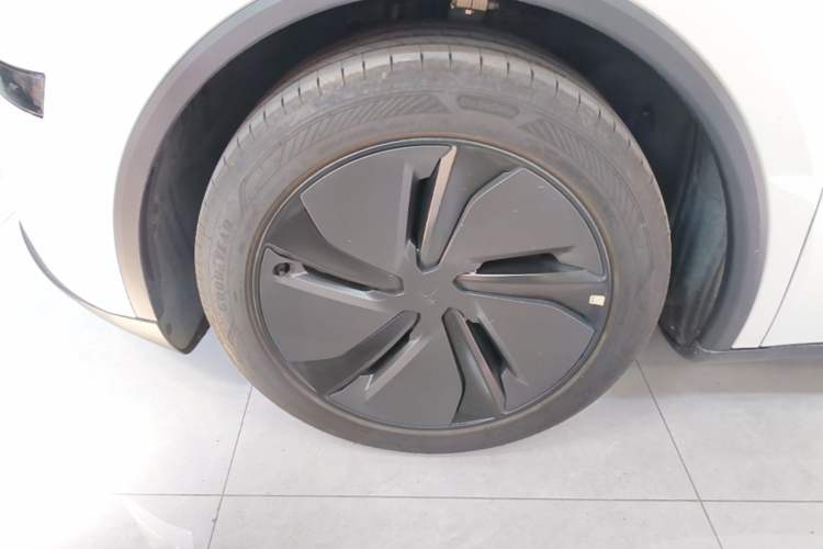 Used Tesla Model Y 2025 Rear-Wheel-Drive Version Exterior 4