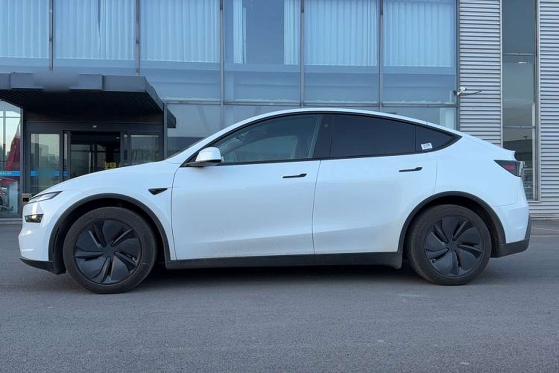 Used Tesla Model Y 2025 Rear-Wheel-Drive Version Exterior 4