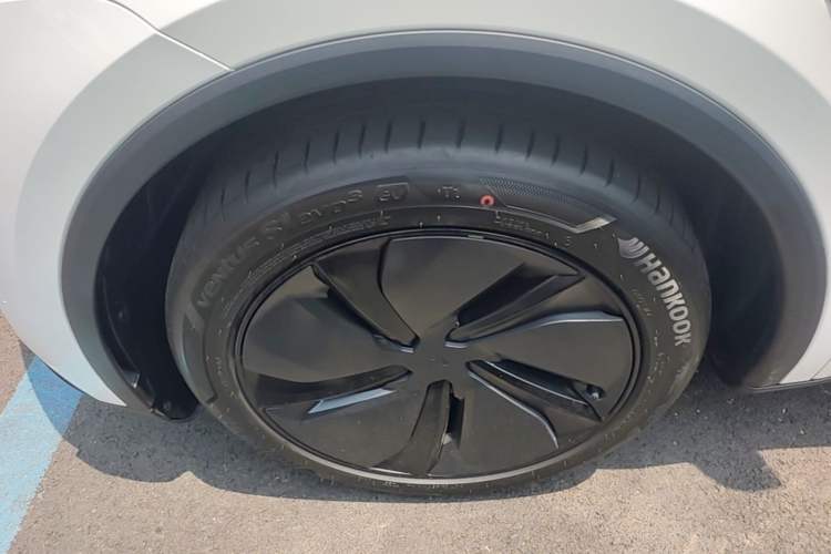 Used Tesla Model Y 2025 Long-Range All-Wheel-Drive Version Exterior 4