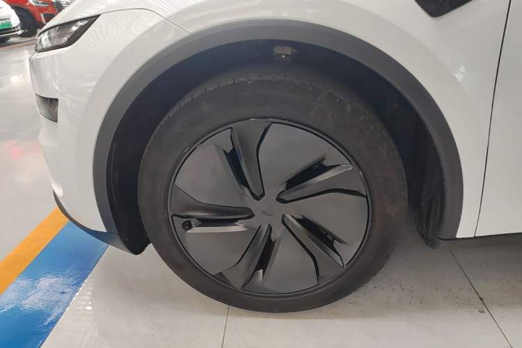 Used Tesla Model Y 2025 Rear-Wheel-Drive Version Exterior 4