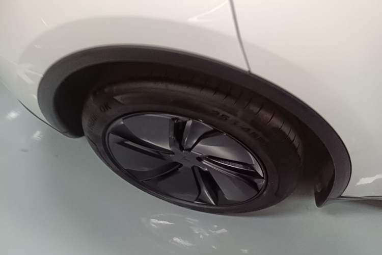 Used Tesla Model Y 2025 Updated Version Long-Range All-Wheel Drive Exterior 5