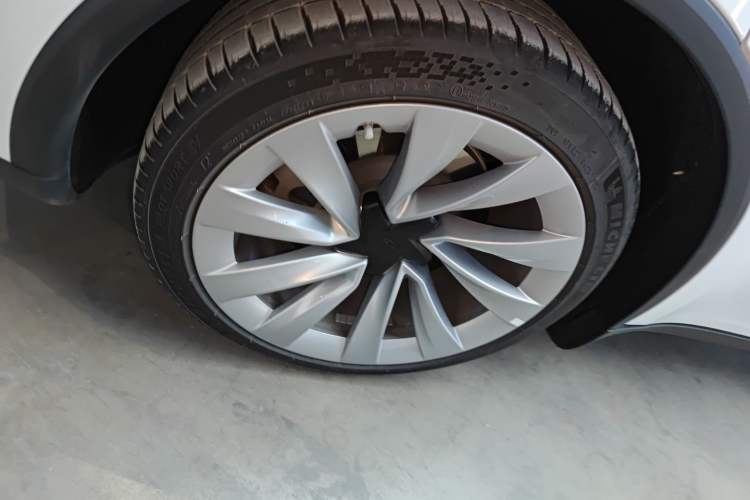 Used Tesla Model Y 2025 Long-Range All-Wheel-Drive Version Exterior 5