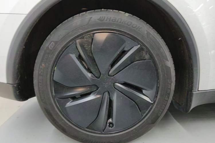 Used Tesla Model Y 2025 Updated Version Long-Range All-Wheel Drive Exterior 5