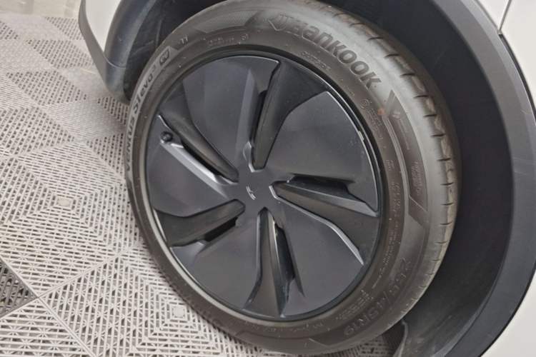 Used Tesla Model Y 2025 Long-Range All-Wheel Drive First Edition Exterior 5