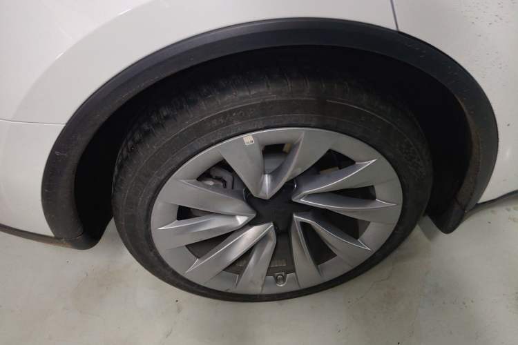 Used Tesla Model Y 2025 Rear-Wheel Drive First Edition Exterior 5