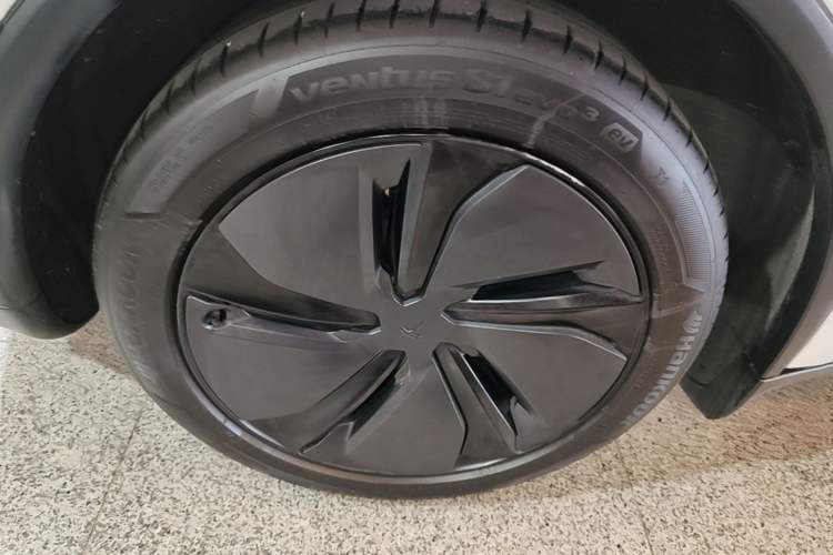 Used Tesla Model Y 2025 Long-Range All-Wheel Drive First Edition Exterior 5