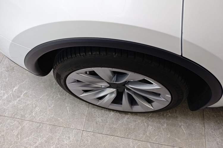 Used Tesla Model Y 2025 Long-Range All-Wheel-Drive Version Exterior 5