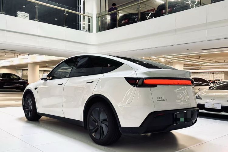Used Tesla Model Y 2025 Long-Range All-Wheel-Drive Version Exterior 6