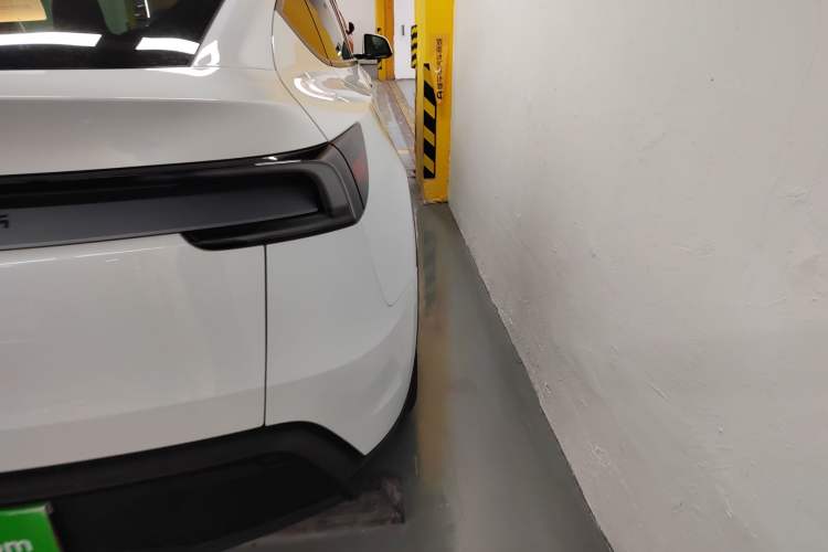 Used Tesla Model Y 2025 Long-Range All-Wheel-Drive Version Exterior 6