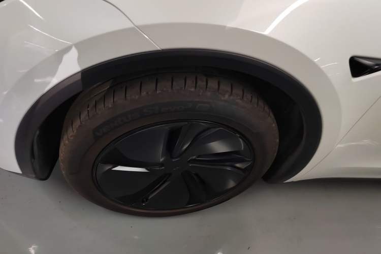 Used Tesla Model Y 2025 Long-Range All-Wheel-Drive Version Exterior 7