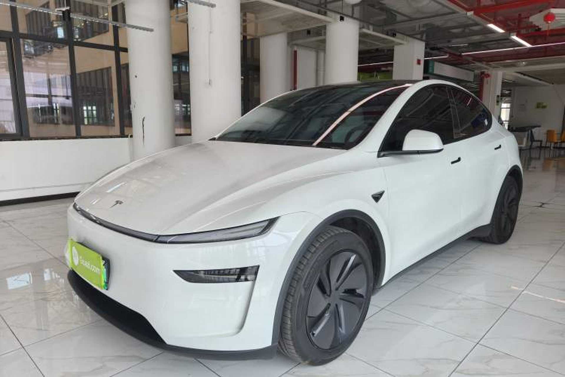Used Tesla Model Y 2025 Long-Range All-Wheel-Drive Version Front Left 45 Deg