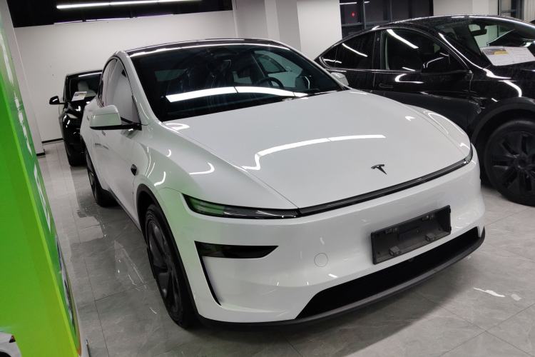 Used Tesla Model Y 2025 Long-Range All-Wheel-Drive Version Front Right 45 Deg