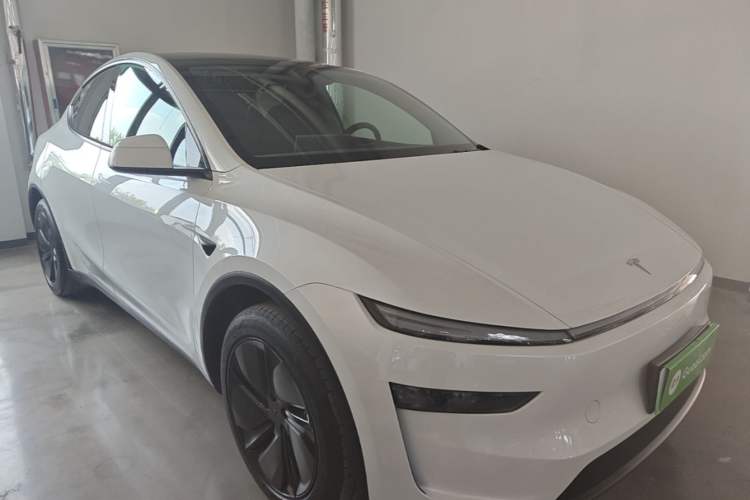 Used Tesla Model Y 2025 Rear-Wheel-Drive Version Front Right 45 Deg