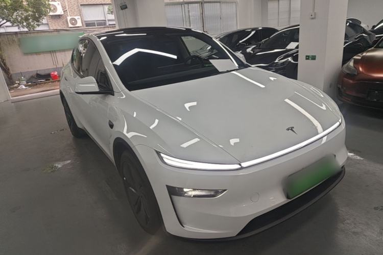 Used Tesla Model Y 2025 Long-Range All-Wheel-Drive Version Front Right 45 Deg