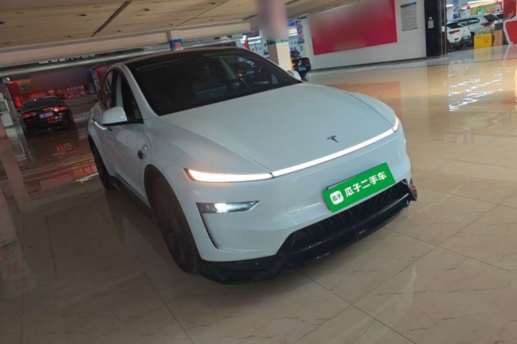 Used Tesla Model Y 2025 Long-Range All-Wheel-Drive Version Front Right 45 Deg