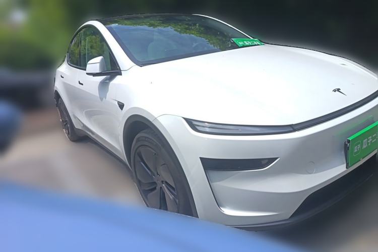 Used Tesla Model Y 2025 Long-Range All-Wheel-Drive Version Front Right 45 Deg